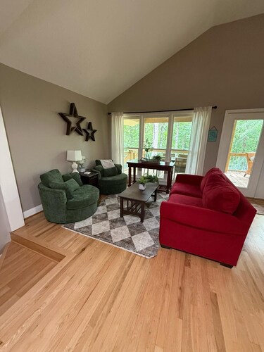 Delightful Westpoint Lakehouse with AC in charming LaGrange