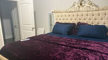 Tabla de planchar con plancha, wifi, ropa de cama