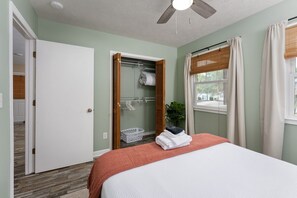 2 slaapkamers, een strijkplank/strijkijzer, gratis wifi, beddengoed