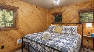 2 bedrooms, iron/ironing board, WiFi (free), bed sheets