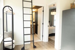 2 bedrooms, WiFi (free), bed sheets - Hidden Gem Farm-Two Tiny Homes-Sleeps 11 (Spring Hill)