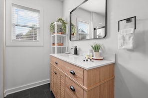 Shower, towels - Hidden Gem Farm-Two Tiny Homes-Sleeps 11 (Spring Hill)