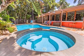 A swimming pool with a circular design, surrounded by lounge chairs and a covered seating area. - Tropical Retreat with Heated Pool, Spa & Tiki Bar - Coastal Paradise Getaway - Roelens (Cape Coral)