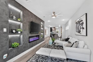 Living area - 3-bedroom brand new modern house in  Dallas with cool AC for relaxing stay (Dallas)