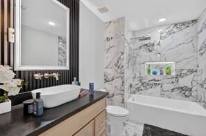 Hair dryer, towels, soap, toilet paper - 3-bedroom brand new modern house in  Dallas with cool AC for relaxing stay (Dallas)