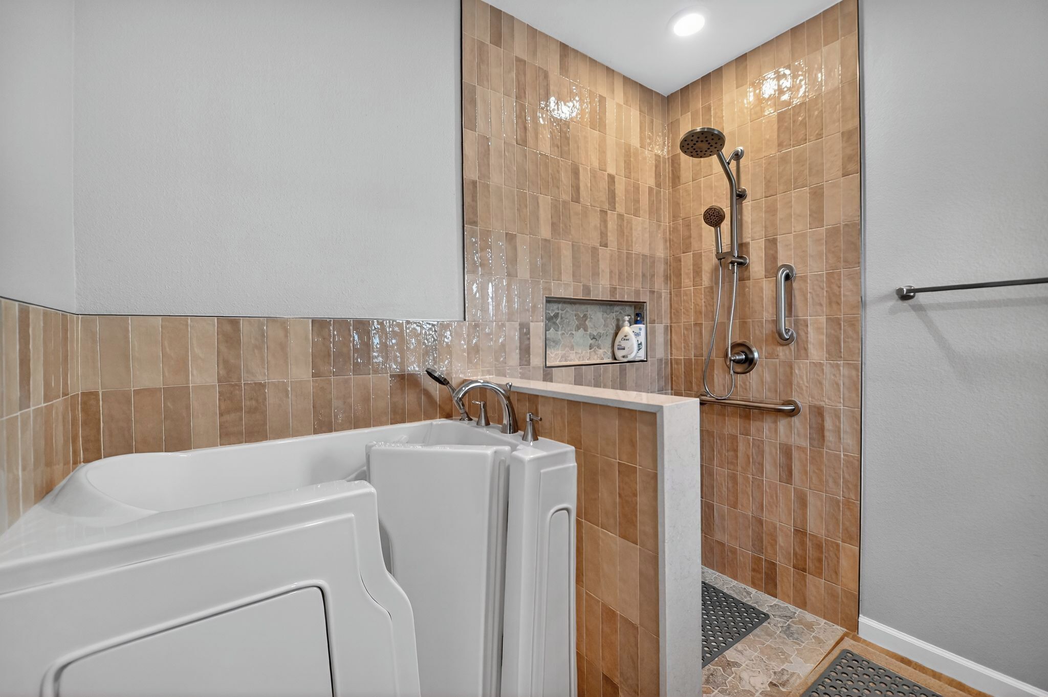 Une salle de bain moderne avec une douche à l’italienne, une baignoire et des toilettes.