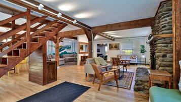 Smart TV, fireplace