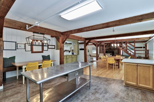 Birch Tree Lodge - 6BR Killington lodge with 6.5 baths and shuttle stop