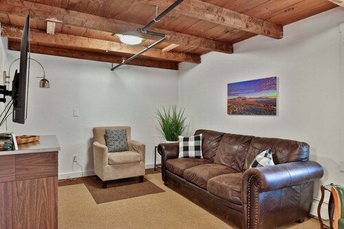Birch Tree Lodge - 6BR Killington lodge with 6.5 baths and shuttle stop