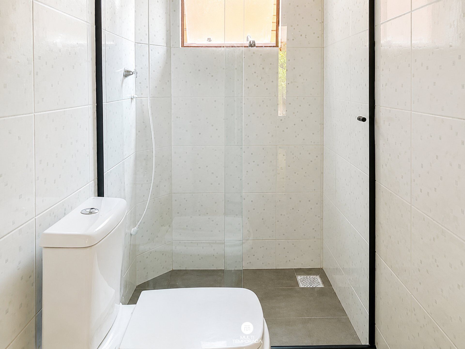 Dusche, Haartrockner, Handtücher, Toilettenpapier