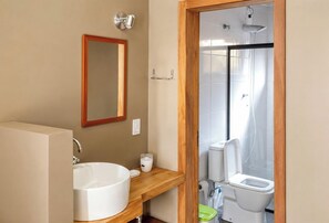 Ducha, secador de pelo, toallas y papel higiénico
