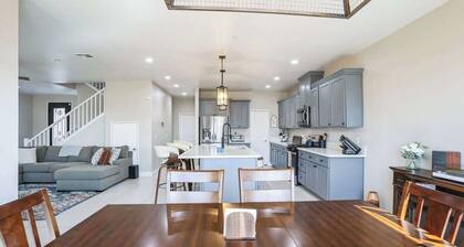 Fantastic 5-bedroom house with AC in charming Fontana