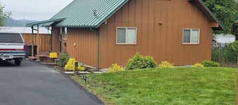 Cozy 3-bedroom cabin at serinity cove on tranquil Silver Lake .