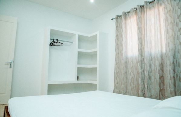 2 bedrooms, iron/ironing board, internet