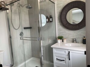 Douche, sèche-cheveux, serviettes fournies, shampoing