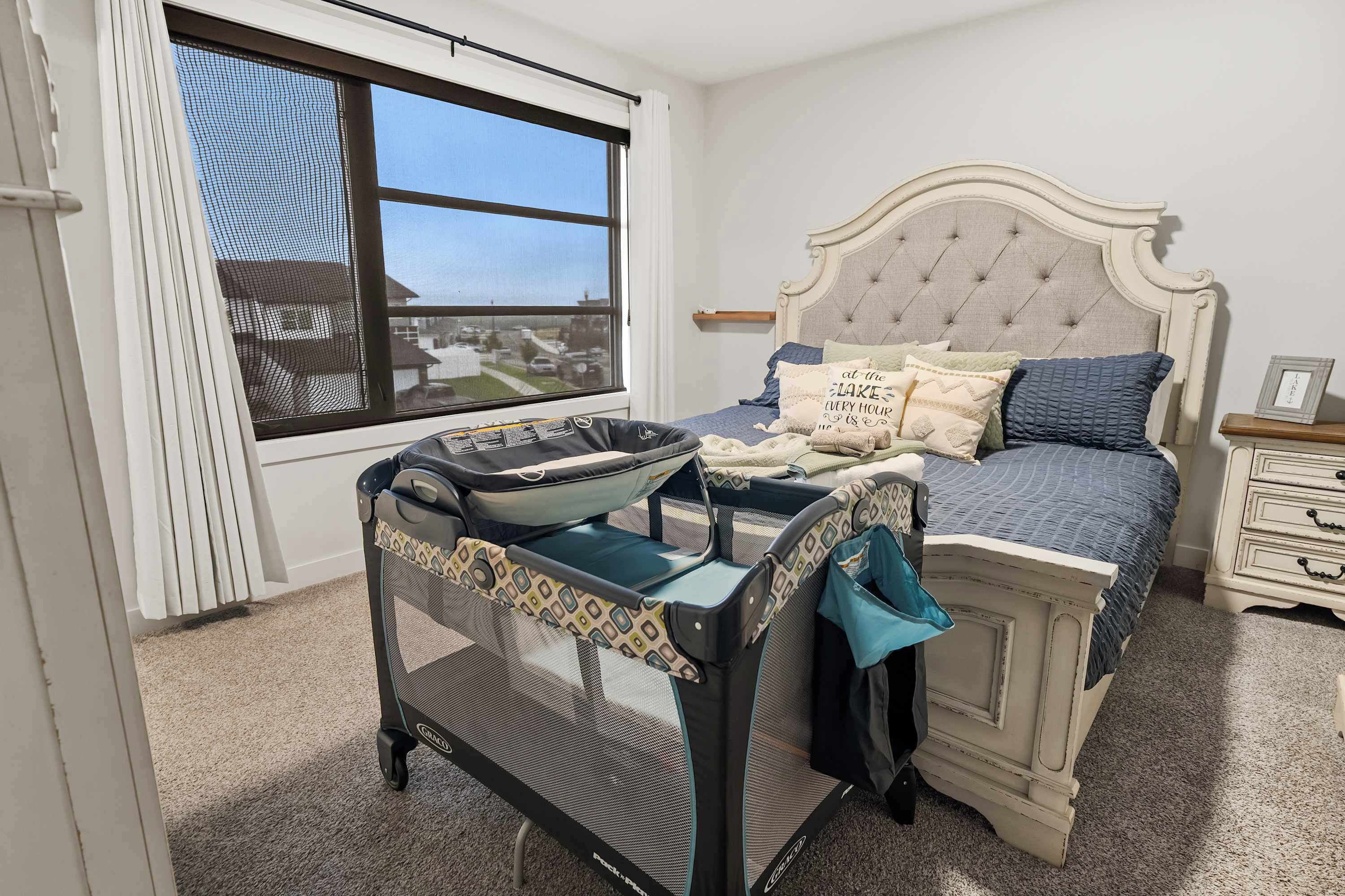 3 bedrooms, desk, iron/ironing board, travel crib