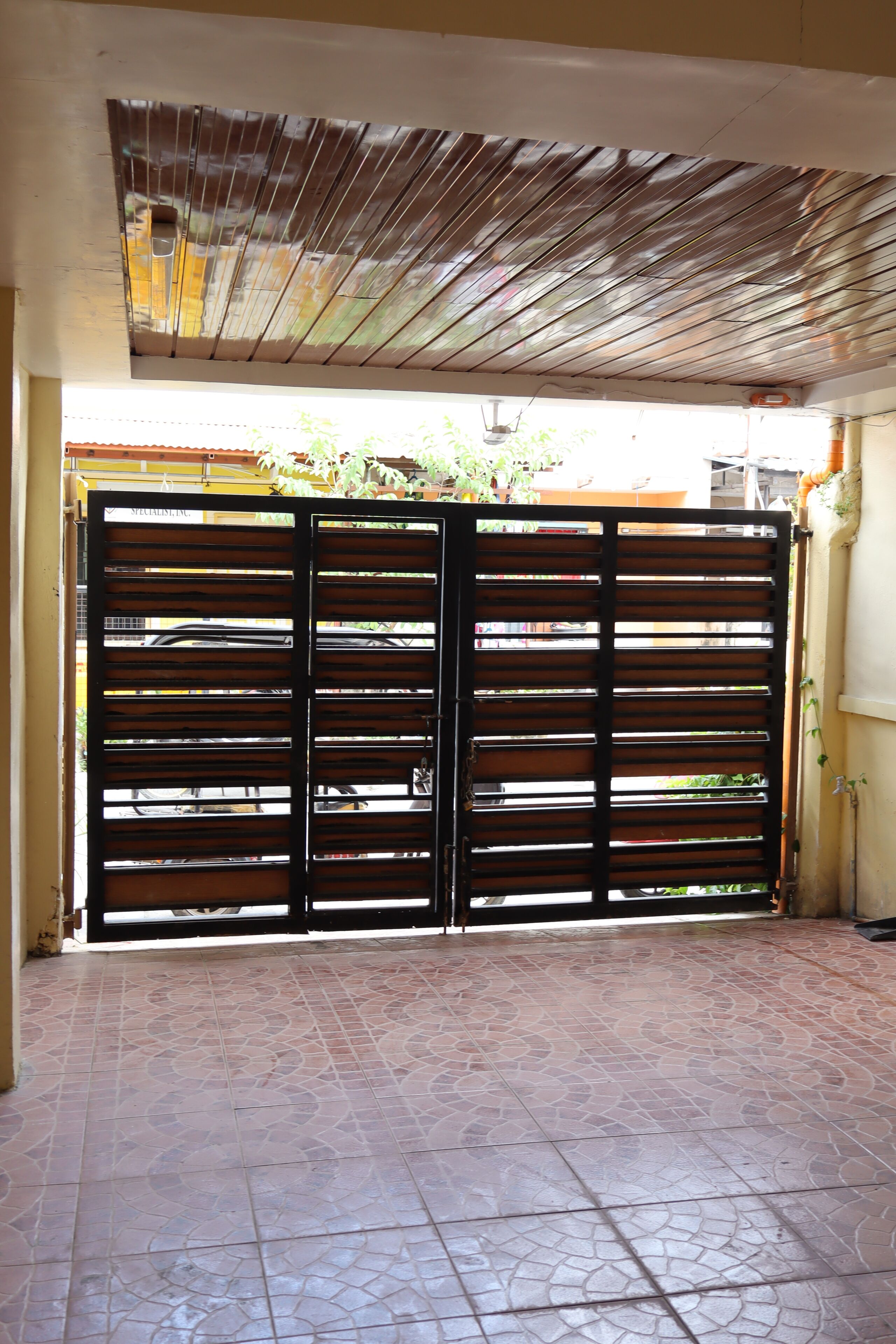 Een poort met een betegeld terras.