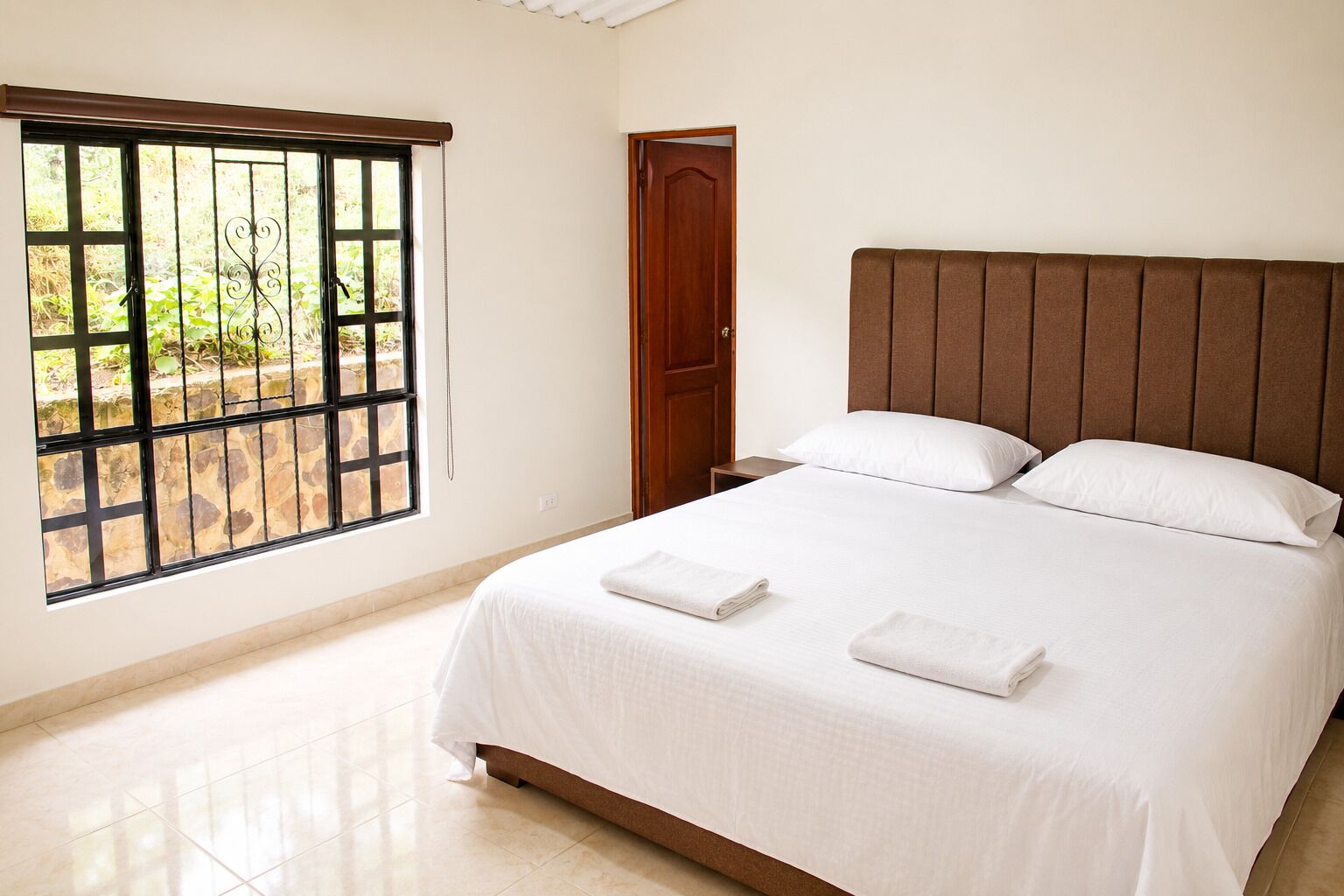 4 dormitorios, tabla de planchar con plancha, wifi y ropa de cama