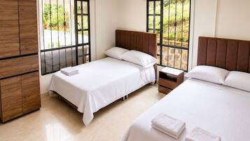 4 bedrooms, iron/ironing board, WiFi, bed sheets