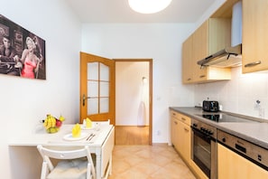 Coffee/tea maker, fridge, microwave, oven - Lovely Apartment 16 Minutes From Friedrichstr. (Center) (Berlin)