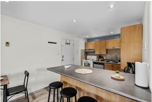 2BR Home | Free Parking | Fast WiFi