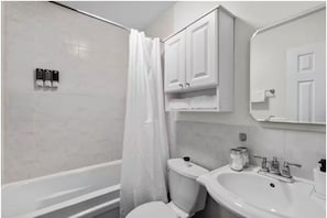 Séchoir à cheveux, serviettes fournies, savon, papier de toilette