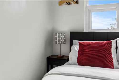 2BR Home | Free Parking | Fast WiFi