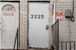 Exterior detail - 2BR Home | Free Parking | Fast WiFi (Toronto)