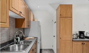 Private kitchen - 2BR Home | Free Parking | Fast WiFi (Toronto)