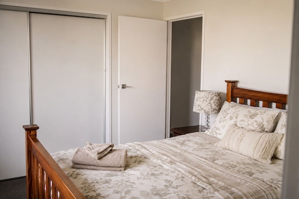 3 habitaciones, tabla de planchar con plancha, wifi y ropa de cama