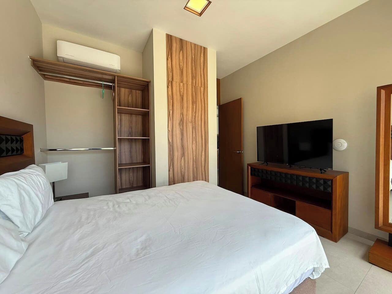 Desk, iron/ironing board, WiFi, bed sheets
