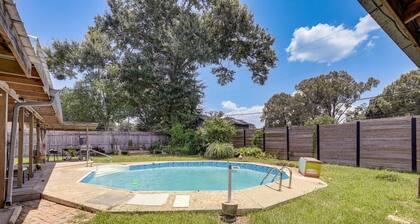 Baton Rouge Home Getaway with Hot Tub & Pool Close to LSU