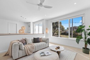 TV, DVD player, stereo, offices - Southside Sanctuary Architectural Retreat by Beach (Frankston South)