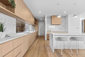 Coffee/tea maker, fridge, microwave, oven - Southside Sanctuary Architectural Retreat by Beach (Frankston South)