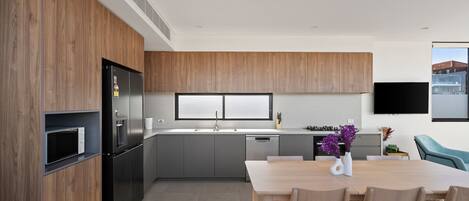 Coffee/tea maker, fridge, microwave, oven