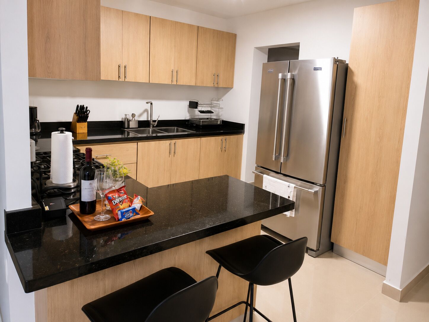Wasserkocher mit Kaffee-/Teezubehör, Kühlschrank, Mikrowelle, Ofen