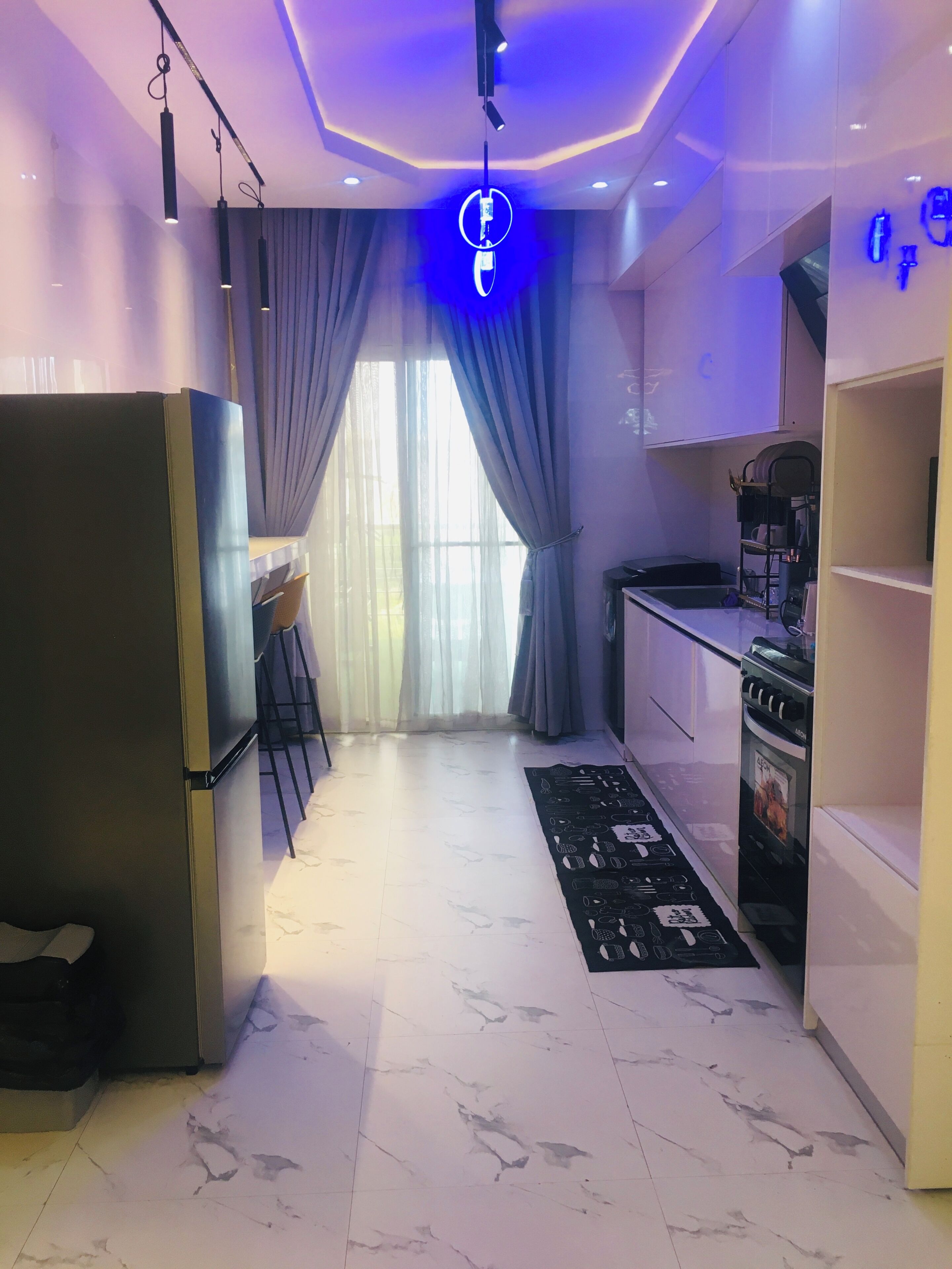 Full-size fridge, microwave, oven, stovetop