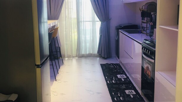 Uma cozinha moderna com geladeira, fogão e armários.