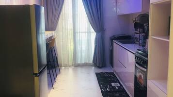 Full-size fridge, microwave, oven, stovetop
