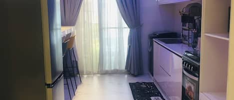 Refrigerador con freezer, microondas, horno, placa de cocina