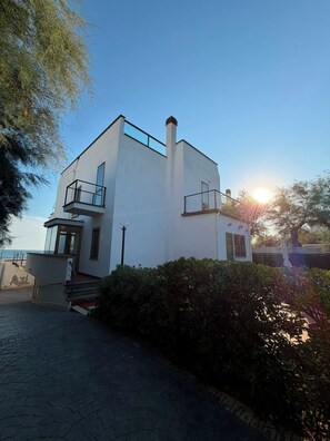 A modern two-story building with a balcony, a chimney, and a view of the sea. - VILLA MARELUCE (Santa Marinella)