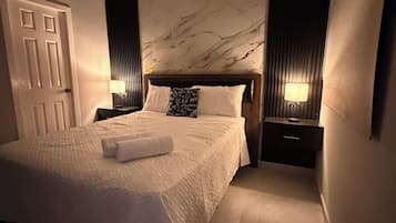 Tabla de planchar con plancha, wifi y ropa de cama