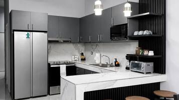 Coffee/tea maker, fridge, microwave, oven