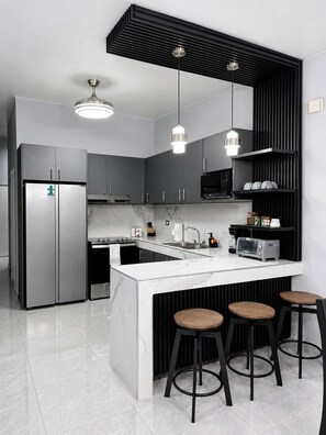 Cafetera y tetera, refrigerador, microondas y horno 