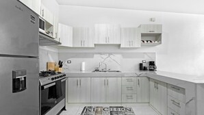 Wasserkocher mit Kaffee-/Teezubehör, Kühlschrank, Mikrowelle, Ofen