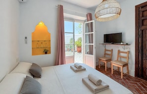 3 bedrooms, travel crib, WiFi (free)