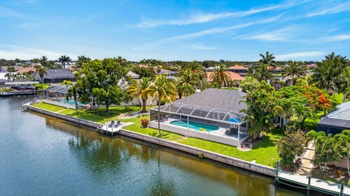 Best Location! Gulf Access, Heated Pool in a Large Lanai & Amazing Sunset Views!