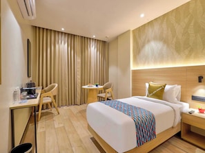 Escritorio, wifi gratis, ropa de cama