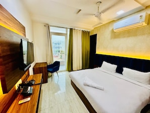 Escritorio, wifi gratis, ropa de cama