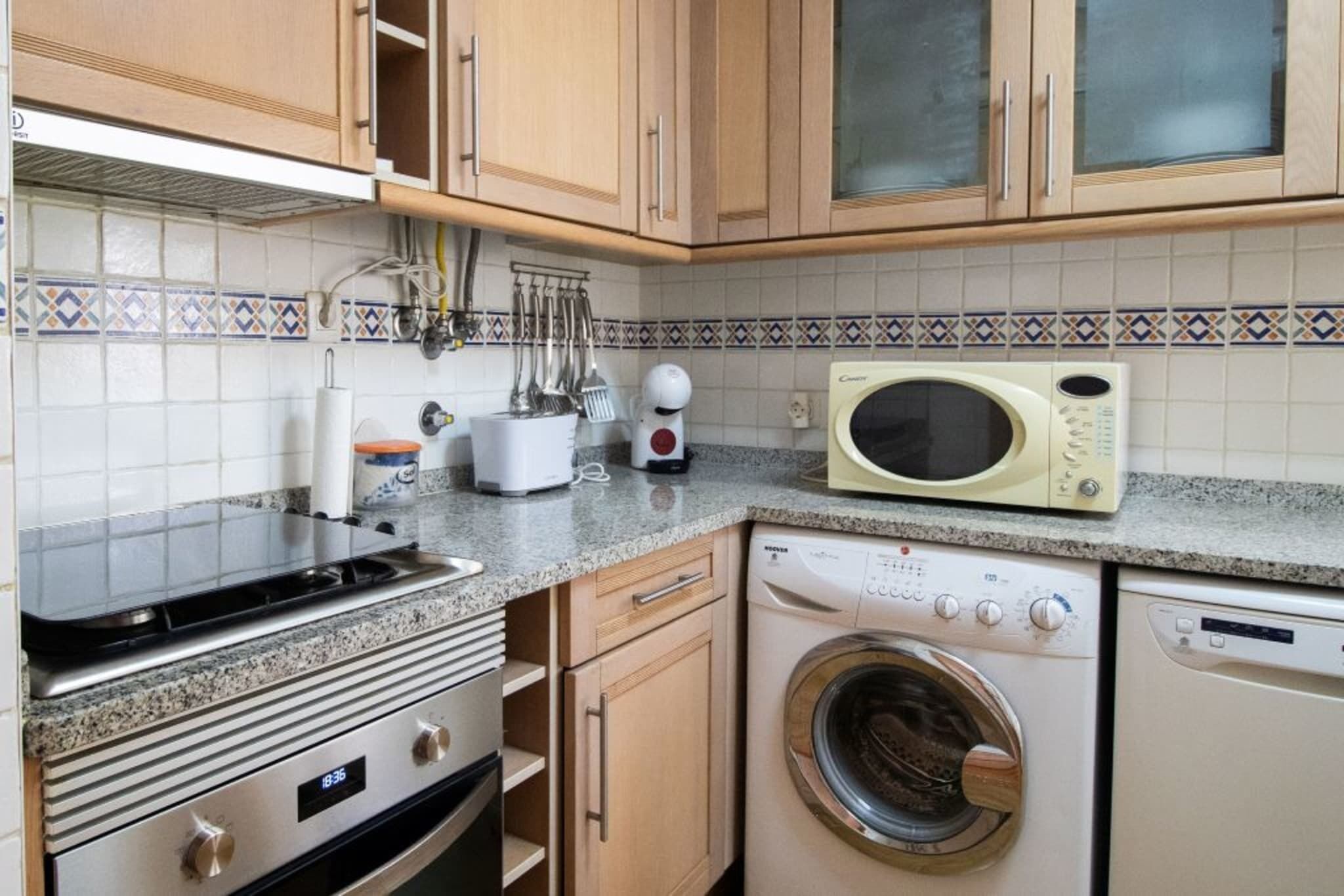 Frigorífico, microondas, horno y placa de cocina